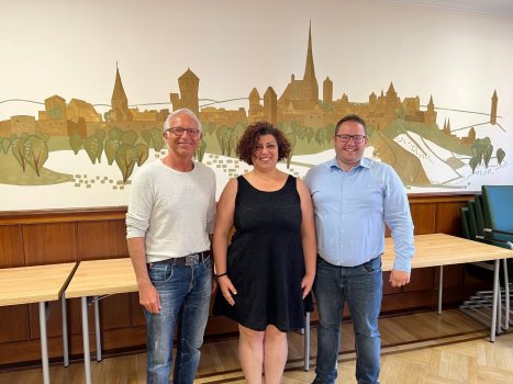 Bürgermeister Marcel Schlosser mit den beiden Sport-Coaches, Frau Ramia Zaarour und Herrn Behrooz Sharifi.